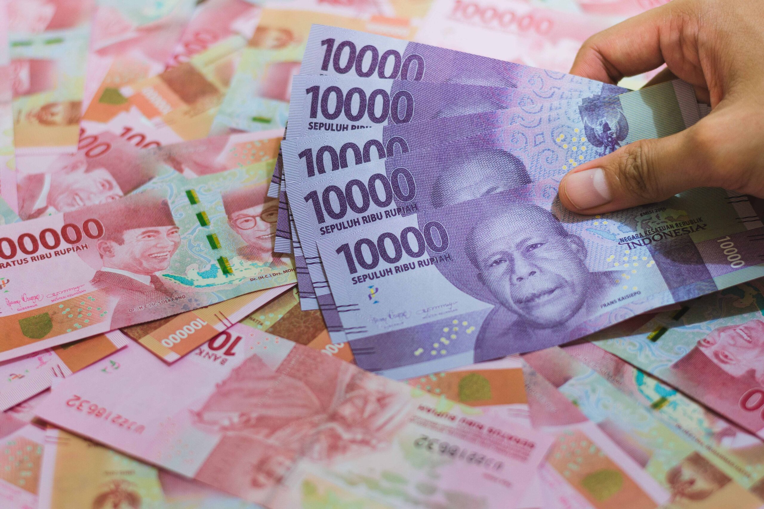 Efek Kejutan Suku Bunga BI, Rupiah Melesat Menguat Rp17.899